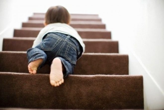 малыш подымается по лестнице