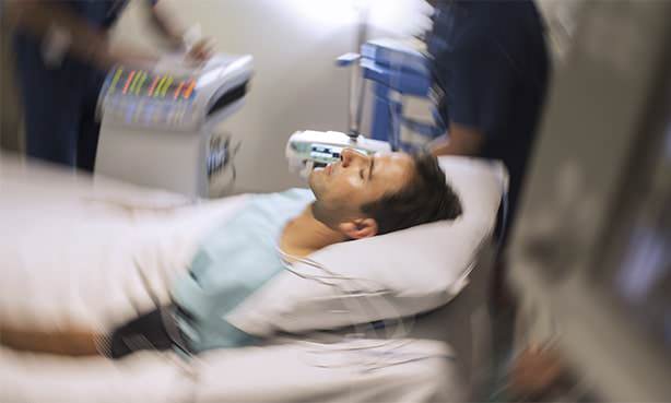 Пациент в больнице во время инсульта