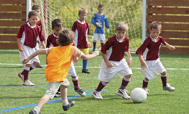 Дети занимаются спортом, играют в футбол