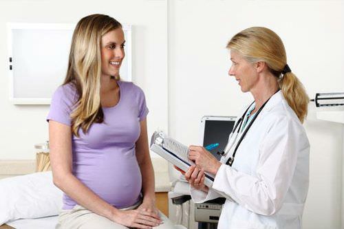 Беременная женщина на приеме у врача