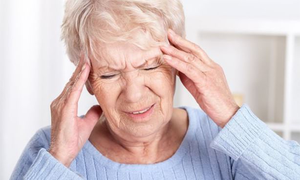 Сильная головная боль у пожилой женщины